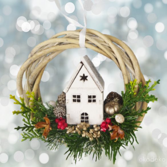 Karácsonyi  ajtókopogtató fonott koszorún fehér házikóval